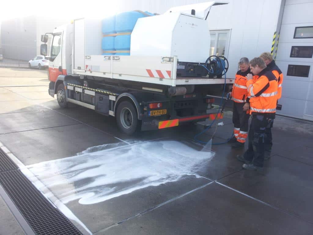 Pulizia dell'olio con AQUAQUICK 2000 Pulizia delle strade da parte del governo nei Paesi Bassi